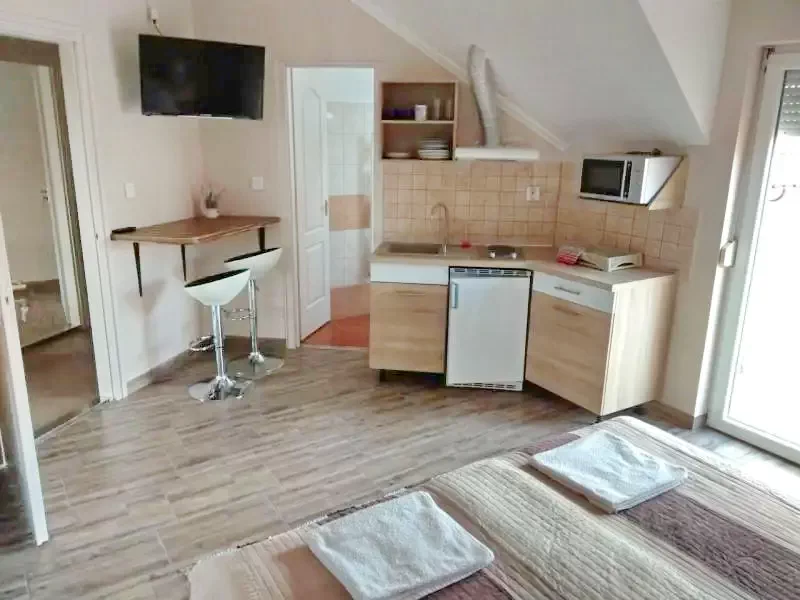  Cazare | Sat de vacanță (K0239-1) Imaginea poate fi supusă drepturilor de autor. Se recomandă contactarea titularului drepturilor.