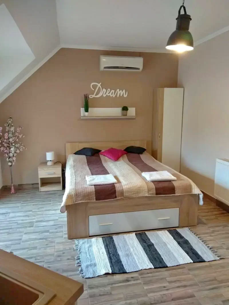 Hajdúszoboszló Szállás | Üdülőfalu (K0239-2) A kép szerzői jogvédelem alatt állhat. Javasolt a kapcsolatfelvétel a jog tulajdonossal.