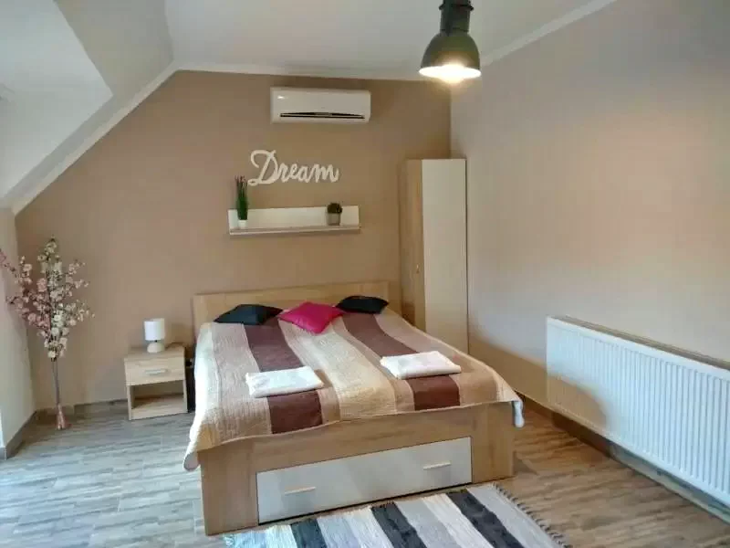  Cazare | Sat de vacanță (K0239-3) Imaginea poate fi supusă drepturilor de autor. Se recomandă contactarea titularului drepturilor.