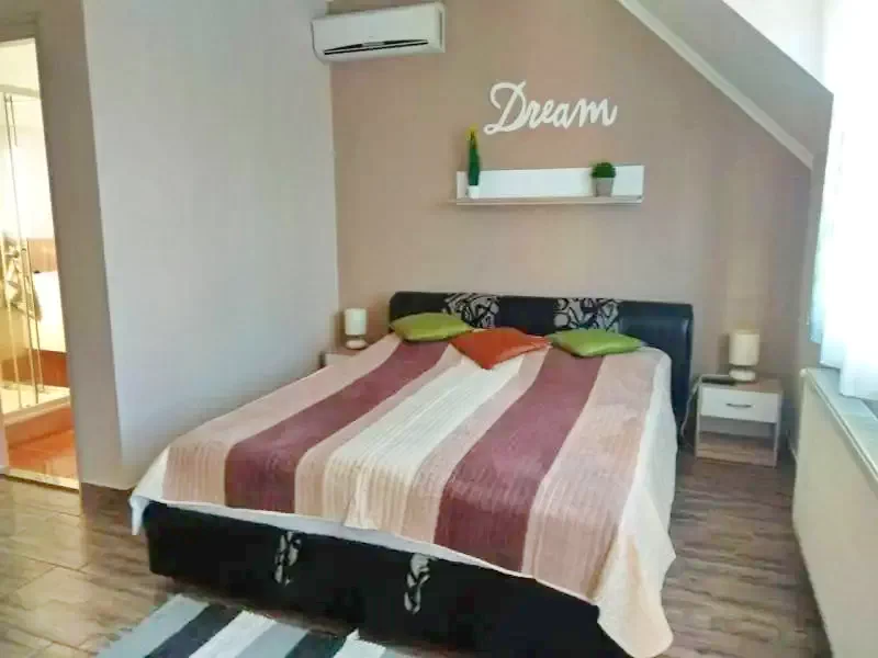  Cazare | Sat de vacanță (K0239-5) Imaginea poate fi supusă drepturilor de autor. Se recomandă contactarea titularului drepturilor.