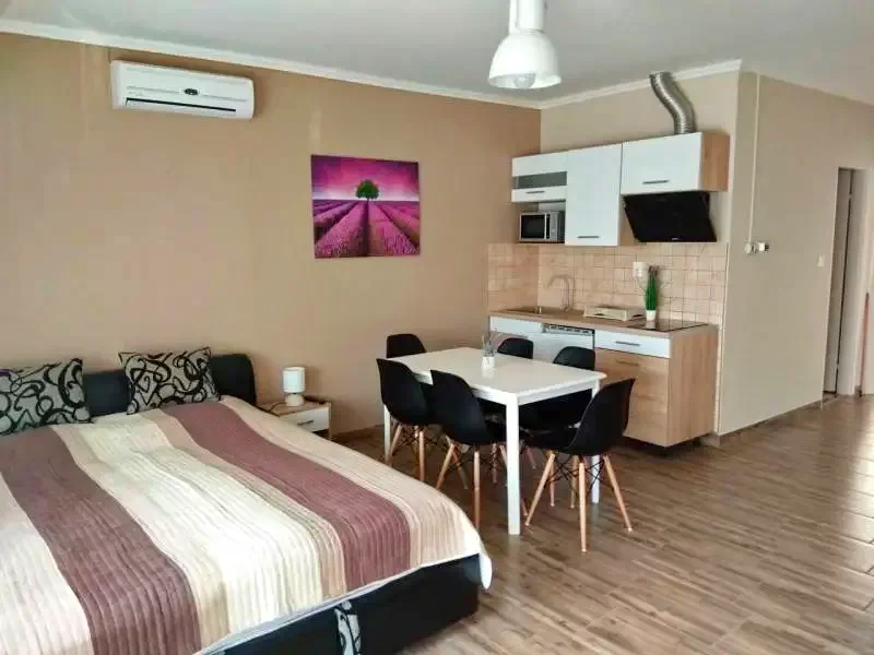 Hajdúszoboszló Szállás | Üdülőfalu (K0239-9) A kép szerzői jogvédelem alatt állhat. Javasolt a kapcsolatfelvétel a jog tulajdonossal.