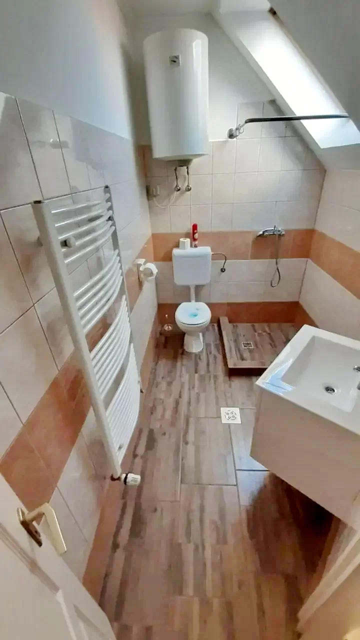  Cazare | Sat de vacanță (K0239-15) Imaginea poate fi supusă drepturilor de autor. Se recomandă contactarea titularului drepturilor.