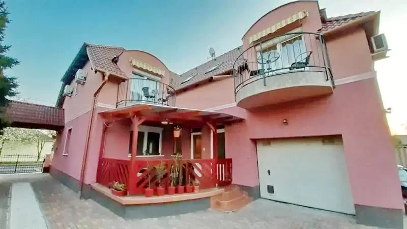  Cazare | Sat de vacanță (K0239-18) Imaginea poate fi supusă drepturilor de autor. Se recomandă contactarea titularului drepturilor.