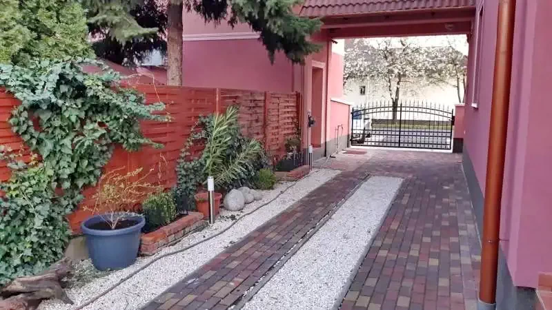  Cazare | Sat de vacanță (K0239-19) Imaginea poate fi supusă drepturilor de autor. Se recomandă contactarea titularului drepturilor.