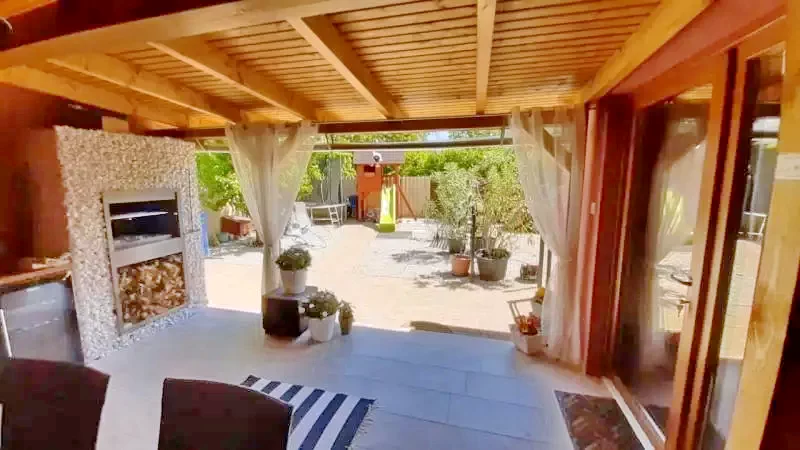  Cazare | Sat de vacanță (K0239-22) Imaginea poate fi supusă drepturilor de autor. Se recomandă contactarea titularului drepturilor.