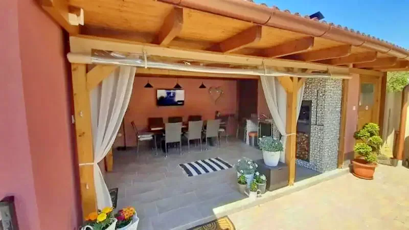  Cazare | Sat de vacanță (K0239-23) Imaginea poate fi supusă drepturilor de autor. Se recomandă contactarea titularului drepturilor.