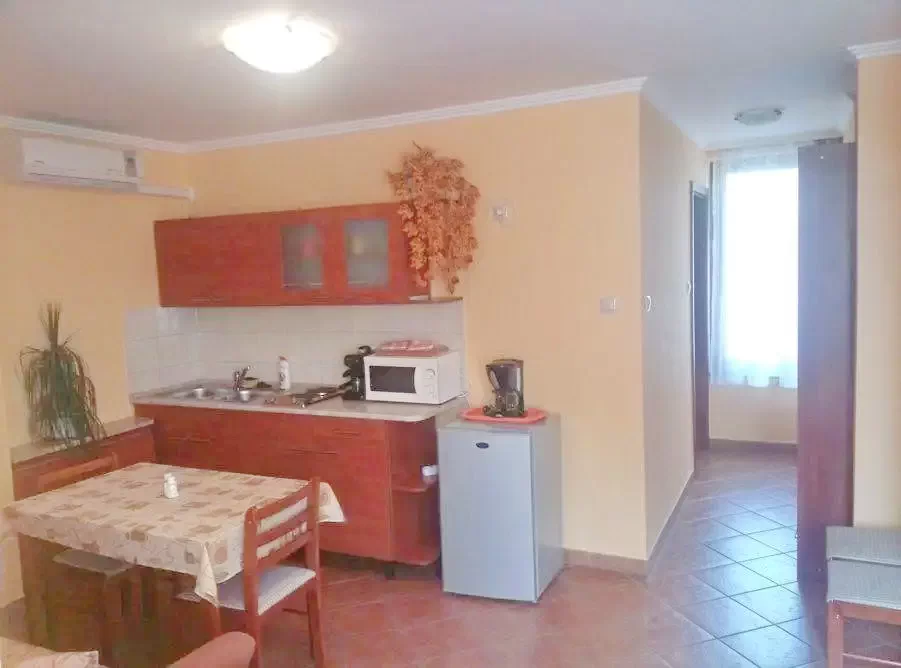 Jula Cazare | Bungalow (K0135-20) Imaginea poate fi supusă drepturilor de autor. Se recomandă contactarea titularului drepturilor.