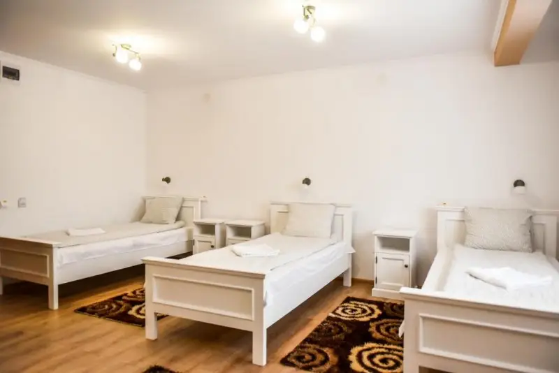 Lupeni Cazare | Motel (K0358-45) Imaginea poate fi supusă drepturilor de autor. Se recomandă contactarea titularului drepturilor.