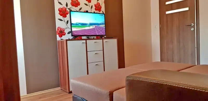 Jula Cazare | Sat de vacanță (K0797-4) Imaginea poate fi supusă drepturilor de autor. Se recomandă contactarea titularului drepturilor.