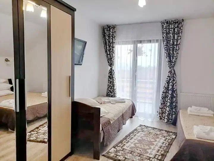 Ocna Șugatag Cazare | Motel (K1244-52) Imaginea poate fi supusă drepturilor de autor. Se recomandă contactarea titularului drepturilor.