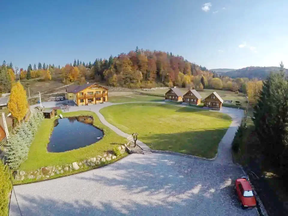 Ivó Szállás | Üdülőfalu (K1283-19) A kép szerzői jogvédelem alatt állhat. Javasolt a kapcsolatfelvétel a jog tulajdonossal.