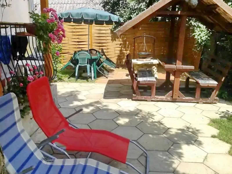  Cazare | Sat de vacanță (K0201-1) Imaginea poate fi supusă drepturilor de autor. Se recomandă contactarea titularului drepturilor.