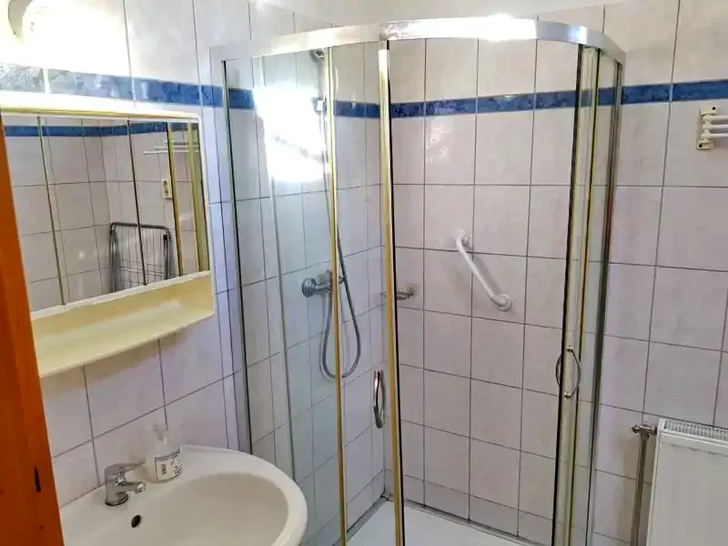  Cazare | Sat de vacanță (K0201-14) Imaginea poate fi supusă drepturilor de autor. Se recomandă contactarea titularului drepturilor.