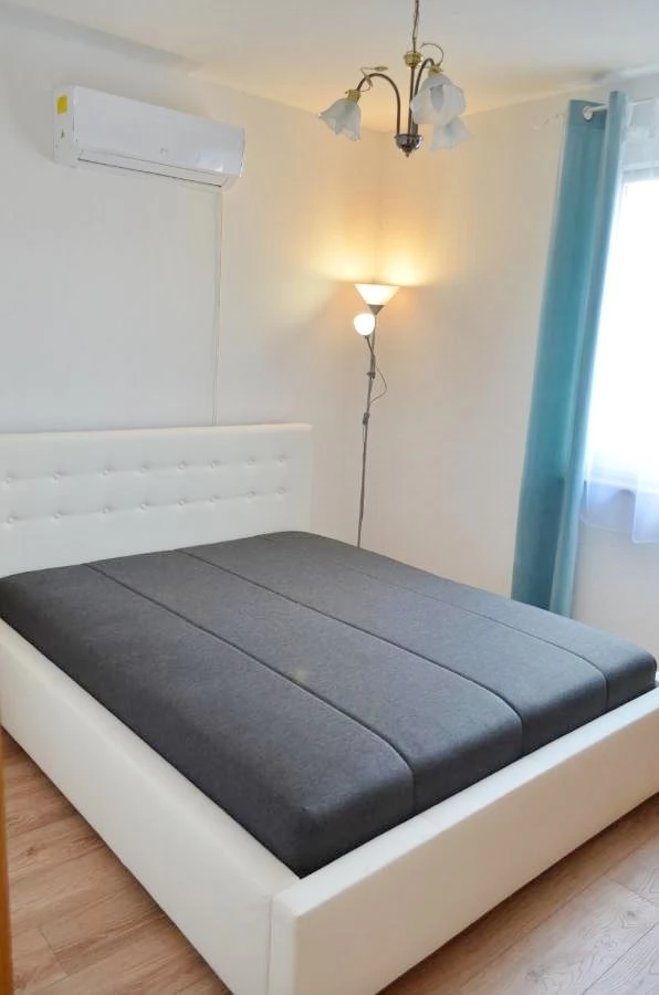  Cazare | Sat de vacanță (K0338-12) Imaginea poate fi supusă drepturilor de autor. Se recomandă contactarea titularului drepturilor.