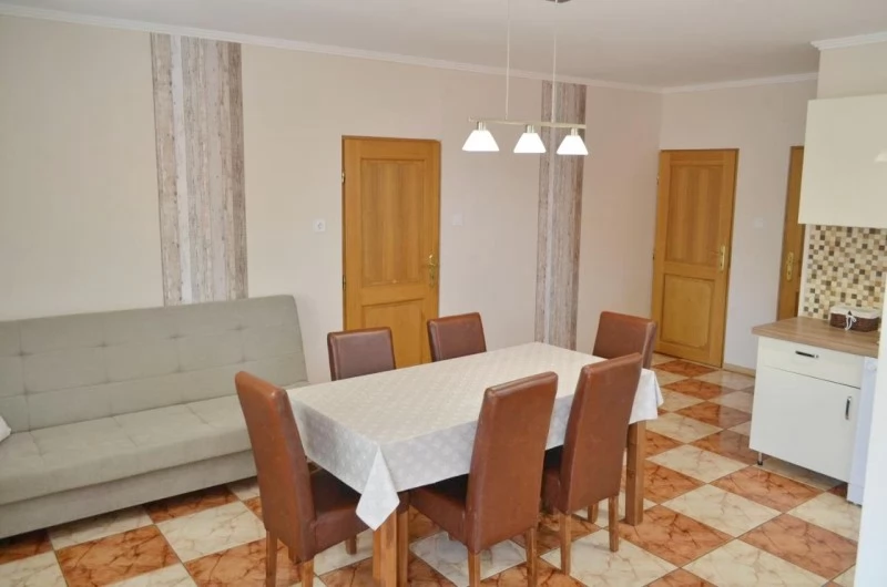  Cazare | Sat de vacanță (K0338-27) Imaginea poate fi supusă drepturilor de autor. Se recomandă contactarea titularului drepturilor.