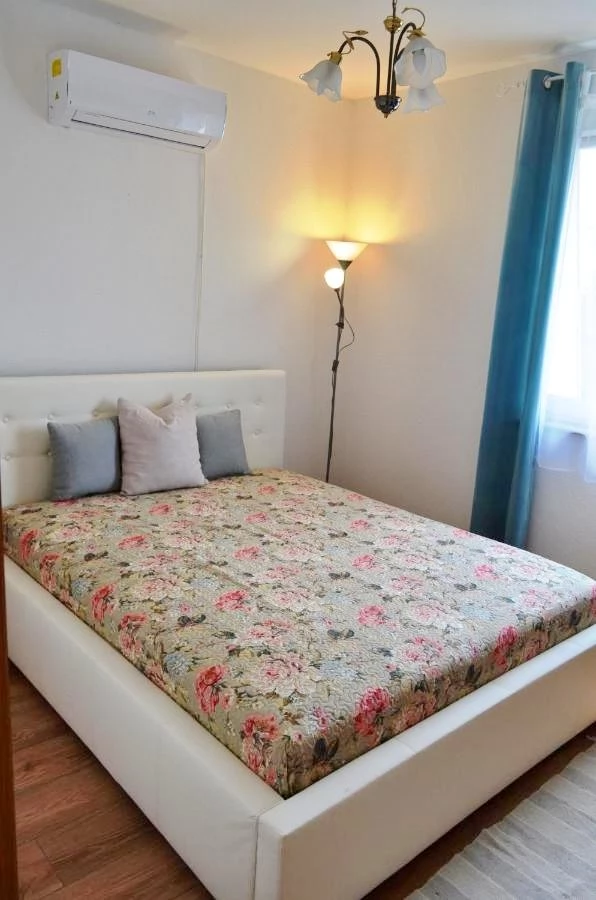  Cazare | Sat de vacanță (K0338-28) Imaginea poate fi supusă drepturilor de autor. Se recomandă contactarea titularului drepturilor.