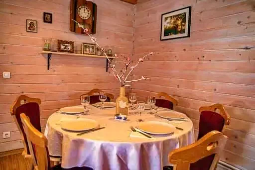 Rășinari Cazare | Motel (K1371-21) Imaginea poate fi supusă drepturilor de autor. Se recomandă contactarea titularului drepturilor.