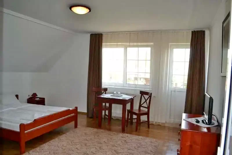 Lupeni Cazare | Motel (K0354-8) Imaginea poate fi supusă drepturilor de autor. Se recomandă contactarea titularului drepturilor.