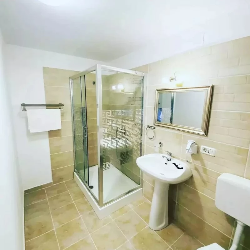 Săcele Cazare | Motel (K0127-16) Imaginea poate fi supusă drepturilor de autor. Se recomandă contactarea titularului drepturilor.