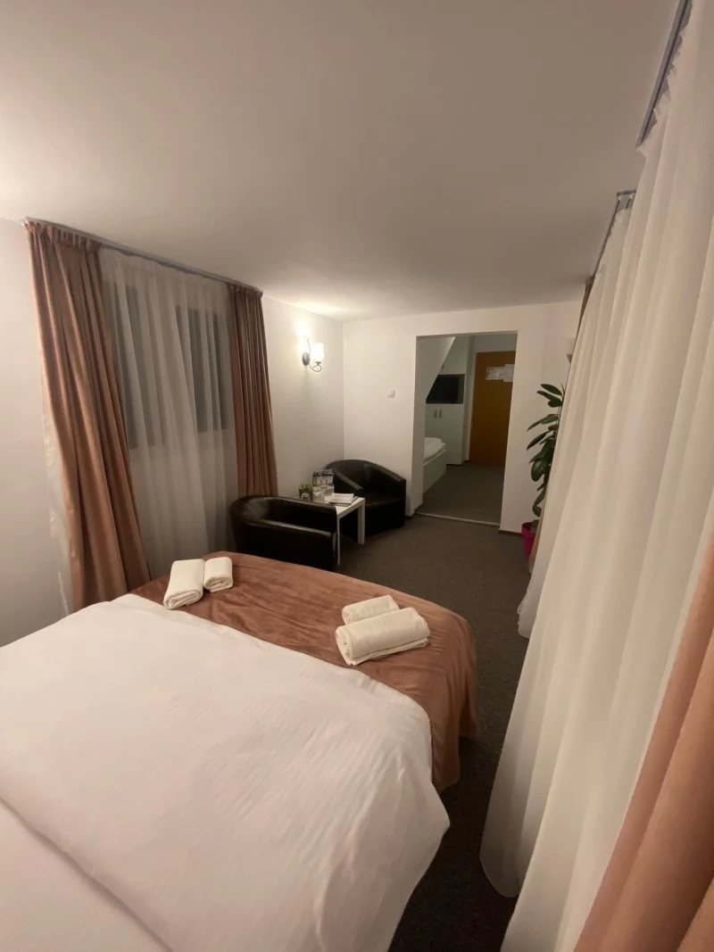 Săcele Cazare | Motel (K0127-19) Imaginea poate fi supusă drepturilor de autor. Se recomandă contactarea titularului drepturilor.