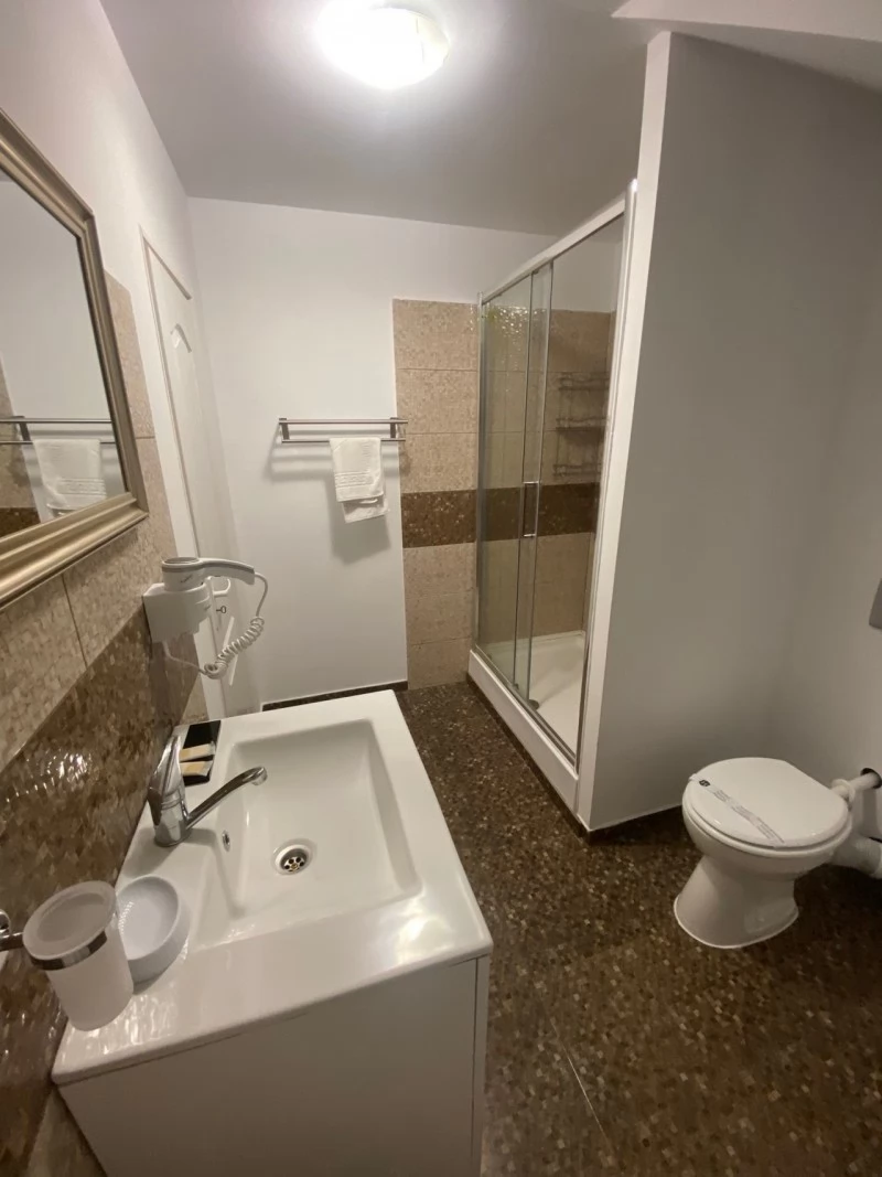 Săcele Cazare | Motel (K0127-43) Imaginea poate fi supusă drepturilor de autor. Se recomandă contactarea titularului drepturilor.