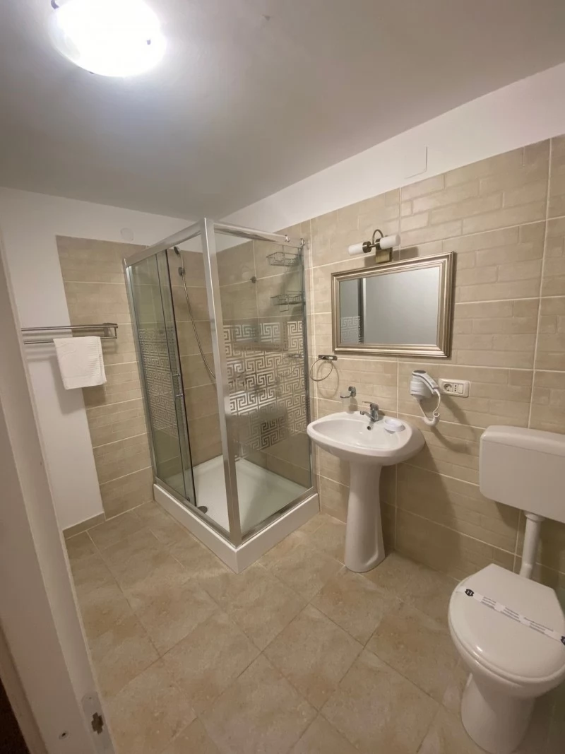 Săcele Cazare | Motel (K0127-46) Imaginea poate fi supusă drepturilor de autor. Se recomandă contactarea titularului drepturilor.