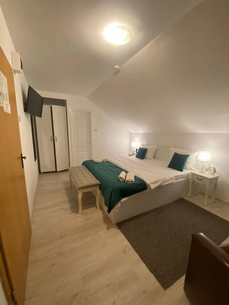 Săcele Cazare | Motel (K0127-50) Imaginea poate fi supusă drepturilor de autor. Se recomandă contactarea titularului drepturilor.