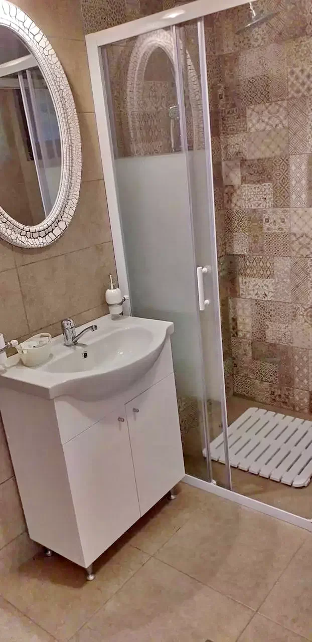 Săcele Cazare | Motel (K0127-55) Imaginea poate fi supusă drepturilor de autor. Se recomandă contactarea titularului drepturilor.