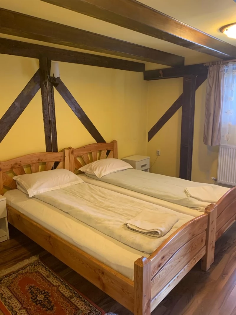 Săcele Cazare | Motel (K0263-10) Imaginea poate fi supusă drepturilor de autor. Se recomandă contactarea titularului drepturilor.