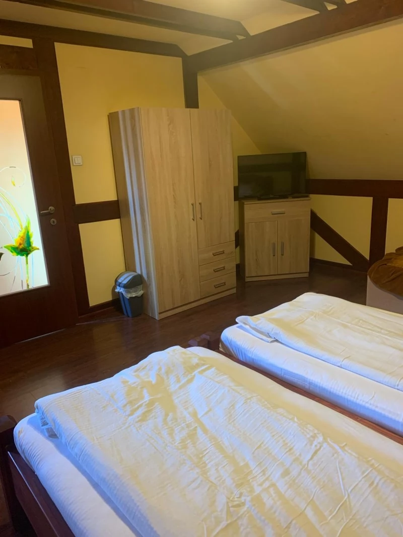 Săcele Cazare | Motel (K0263-12) Imaginea poate fi supusă drepturilor de autor. Se recomandă contactarea titularului drepturilor.