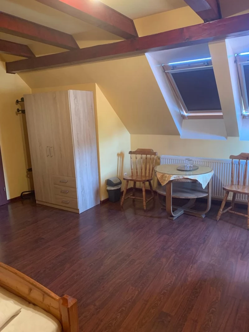 Săcele Cazare | Motel (K0263-26) Imaginea poate fi supusă drepturilor de autor. Se recomandă contactarea titularului drepturilor.