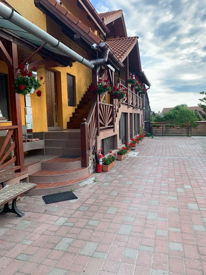 Săcele Cazare | Motel (K0263-34) Imaginea poate fi supusă drepturilor de autor. Se recomandă contactarea titularului drepturilor.