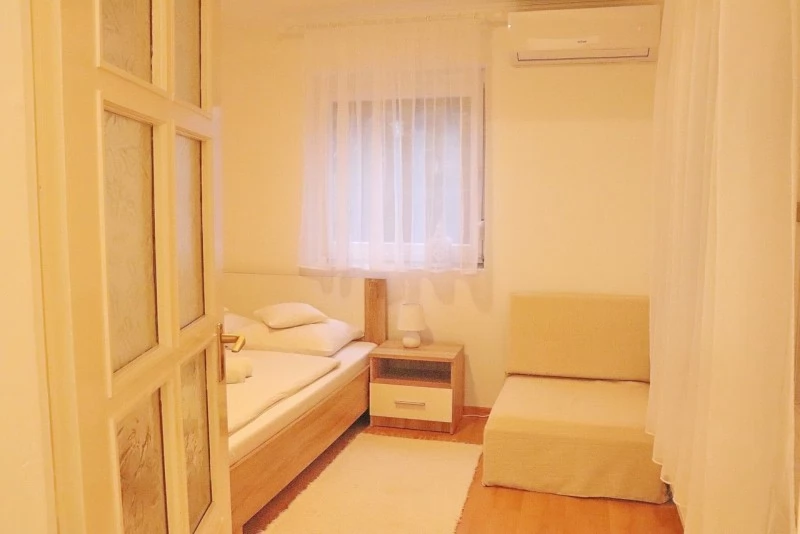 Jula Cazare | Casă de apartamente (K0936-9) Imaginea poate fi supusă drepturilor de autor. Se recomandă contactarea titularului drepturilor.