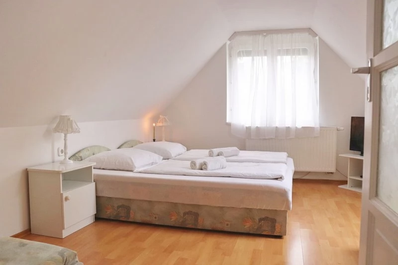 Jula Cazare | Bungalow (K0936-18) Imaginea poate fi supusă drepturilor de autor. Se recomandă contactarea titularului drepturilor.