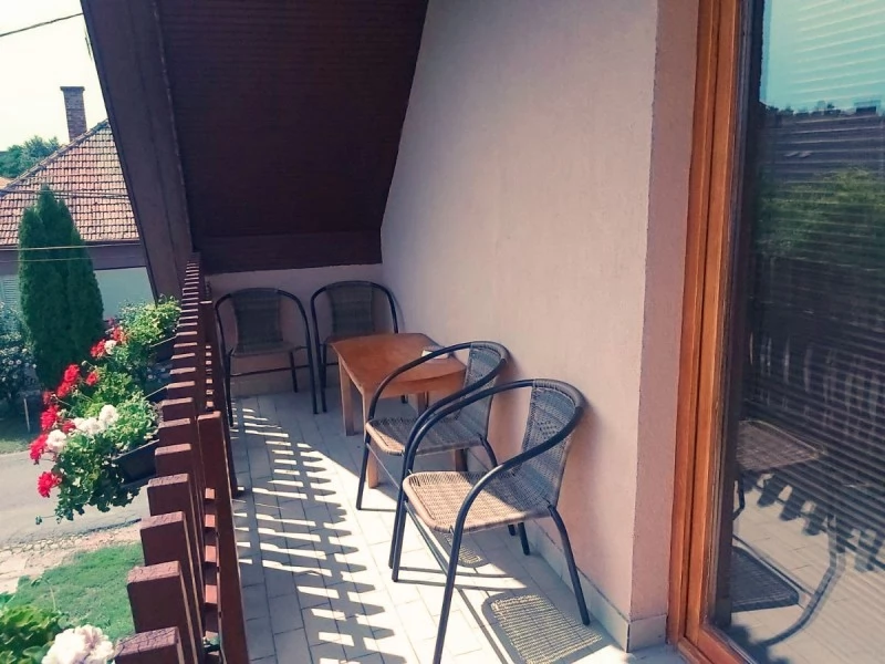 Jula Cazare | Sat de vacanță (K0011-3) Imaginea poate fi supusă drepturilor de autor. Se recomandă contactarea titularului drepturilor.