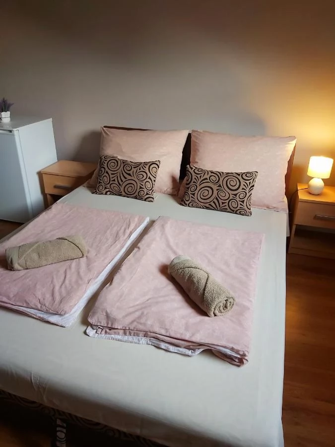 Jula Cazare | Sat de vacanță (K0011-5) Imaginea poate fi supusă drepturilor de autor. Se recomandă contactarea titularului drepturilor.