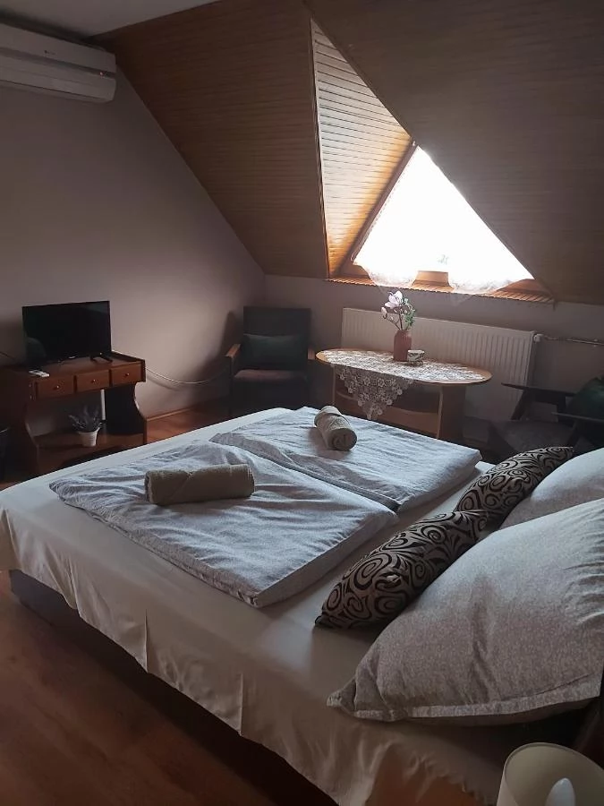 Jula Cazare | Cabană (K0011-11) Imaginea poate fi supusă drepturilor de autor. Se recomandă contactarea titularului drepturilor.