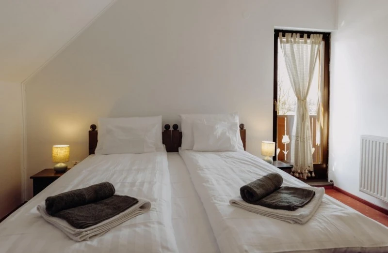 Bucsin-tető Szállás | Motel (K1072-26) A kép szerzői jogvédelem alatt állhat. Javasolt a kapcsolatfelvétel a jog tulajdonossal.