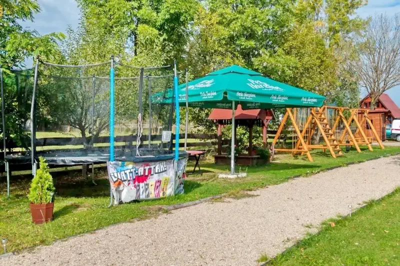 Bucsin-tető Szállás | Motel (K1072-36) A kép szerzői jogvédelem alatt állhat. Javasolt a kapcsolatfelvétel a jog tulajdonossal.