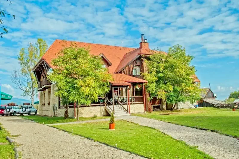 Pasul Bucin Cazare | Pensiune (K1072-38) Imaginea poate fi supusă drepturilor de autor. Se recomandă contactarea titularului drepturilor.