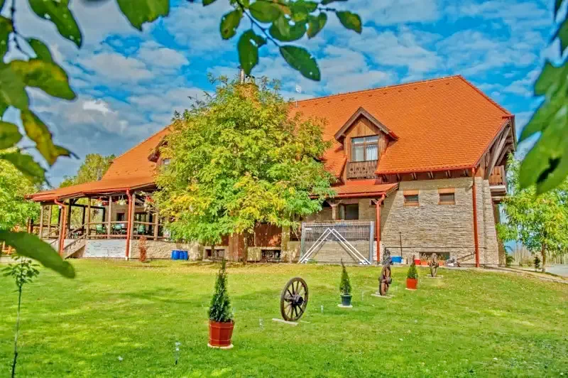 Bucsin-tető Szállás | Motel (K1072-46) A kép szerzői jogvédelem alatt állhat. Javasolt a kapcsolatfelvétel a jog tulajdonossal.