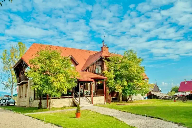 Pasul Bucin Cazare | Motel (K1072-54) Imaginea poate fi supusă drepturilor de autor. Se recomandă contactarea titularului drepturilor.