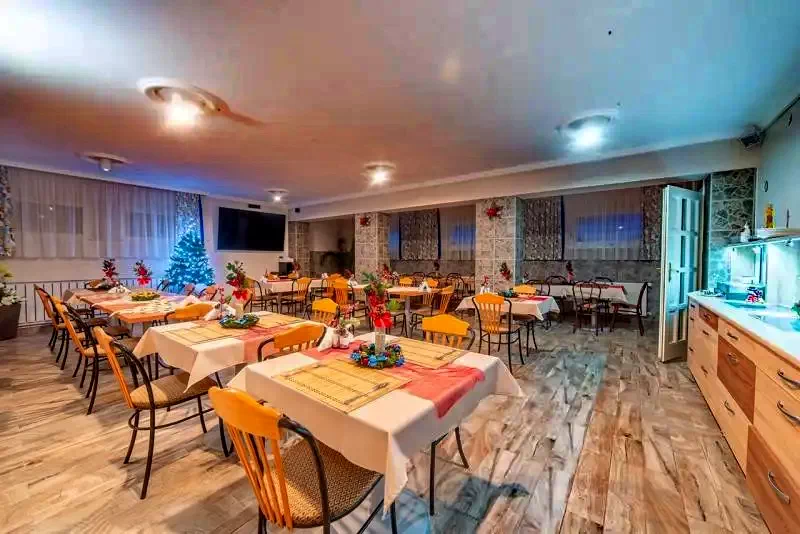  Cazare | Pensiune turistică (K0152-9) Imaginea poate fi supusă drepturilor de autor. Se recomandă contactarea titularului drepturilor.