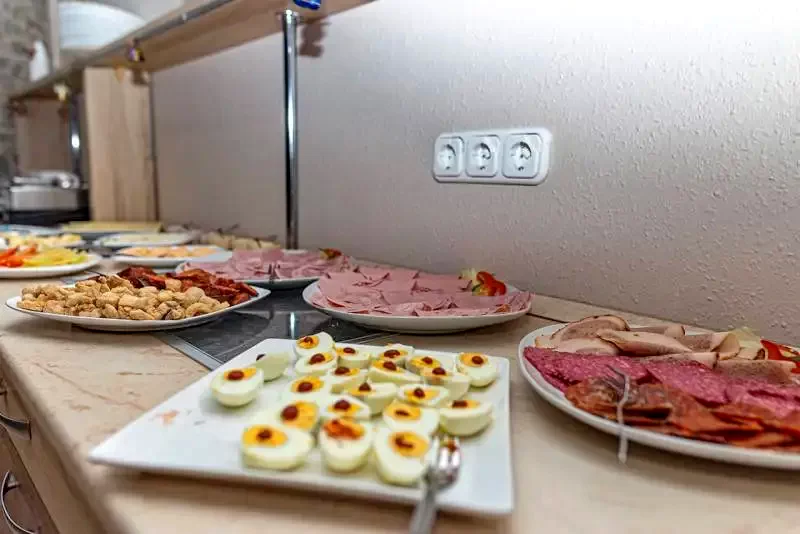  Cazare | Pensiune turistică (K0152-11) Imaginea poate fi supusă drepturilor de autor. Se recomandă contactarea titularului drepturilor.