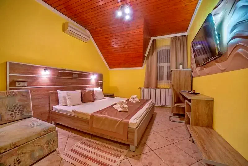  Cazare | Pensiune turistică (K0152-13) Imaginea poate fi supusă drepturilor de autor. Se recomandă contactarea titularului drepturilor.