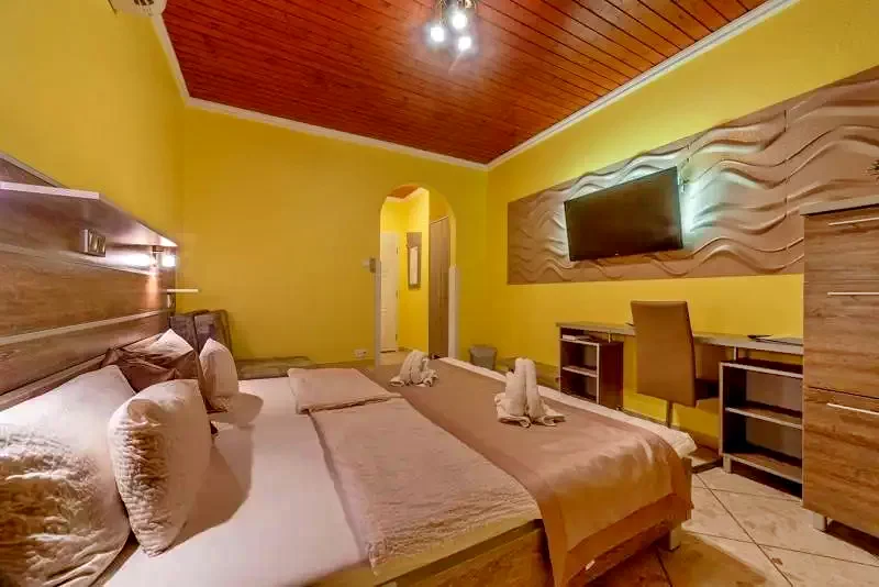  Cazare | Pensiune turistică (K0152-16) Imaginea poate fi supusă drepturilor de autor. Se recomandă contactarea titularului drepturilor.