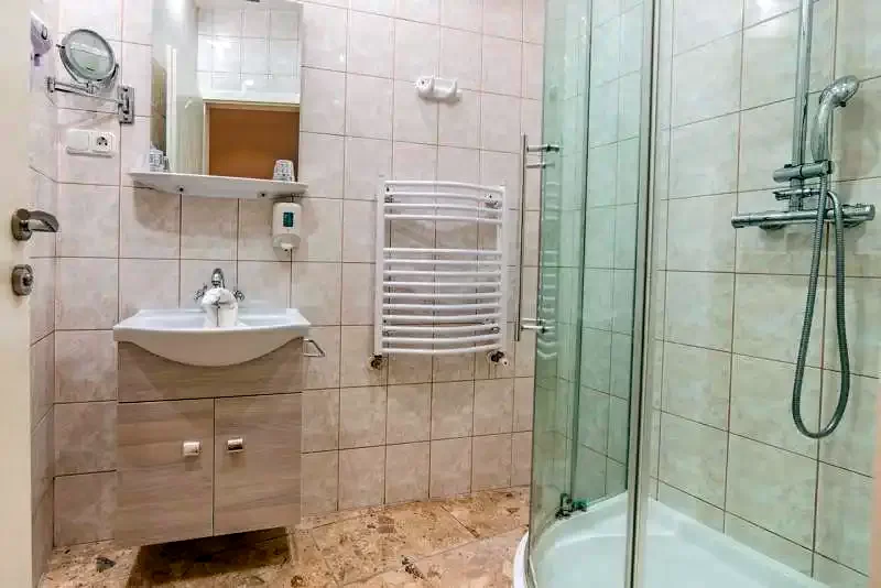  Cazare | Pensiune turistică (K0152-19) Imaginea poate fi supusă drepturilor de autor. Se recomandă contactarea titularului drepturilor.