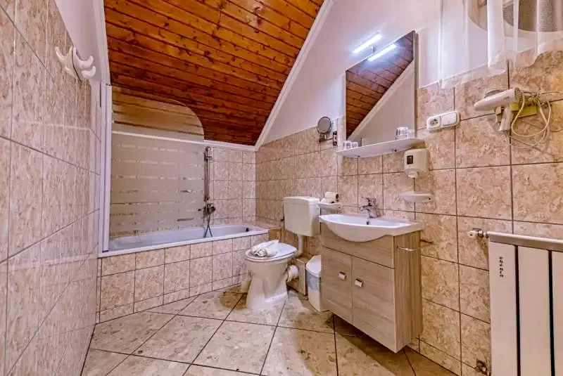  Cazare | Pensiune turistică (K0152-22) Imaginea poate fi supusă drepturilor de autor. Se recomandă contactarea titularului drepturilor.