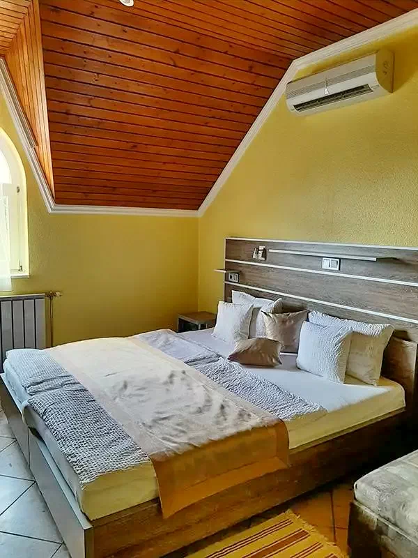  Cazare | Pensiune turistică (K0152-25) Imaginea poate fi supusă drepturilor de autor. Se recomandă contactarea titularului drepturilor.