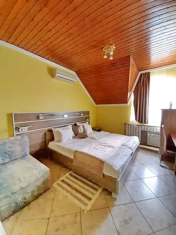  Cazare | Pensiune turistică (K0152-28) Imaginea poate fi supusă drepturilor de autor. Se recomandă contactarea titularului drepturilor.